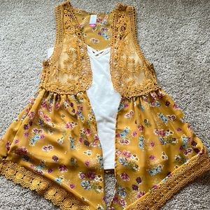 Size xs/xch (1) in kids a gold floral cardigan and white tank top from NOBO